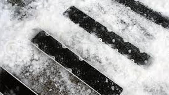 突降大雪，地面濕滑如何一貼止滑？